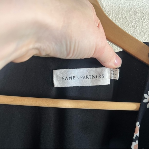 FAME AND PARTNERS Daisy Floral Wrap Short Sleeve Midi Dress - Picture 9 of 11